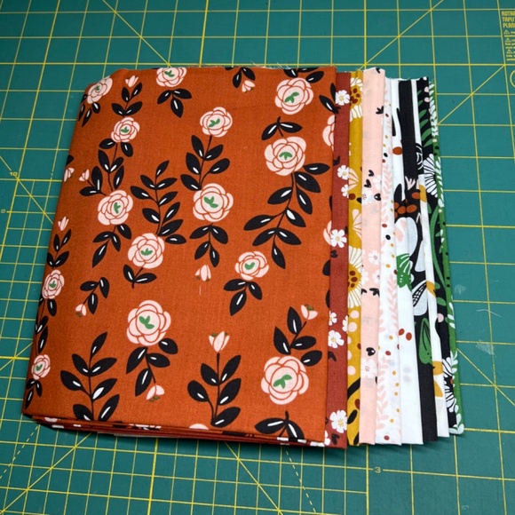Gorgeous cottage core fabric bundle - Picture 3 of 5